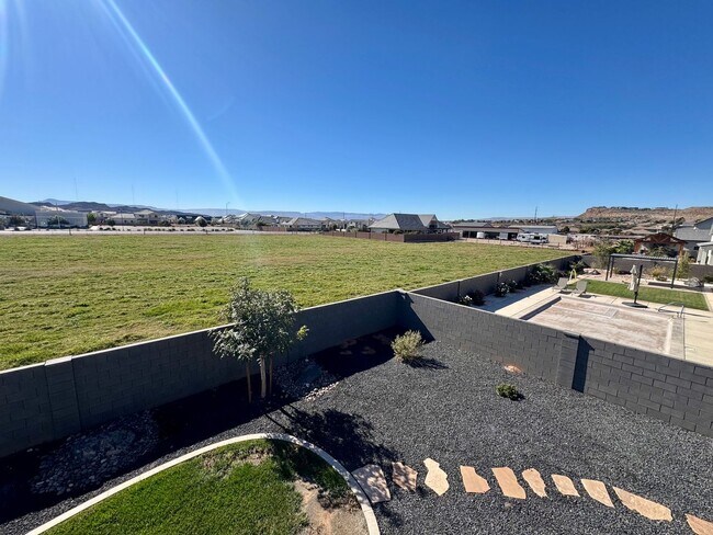 Building Photo - Beautiful Modern 5 Bedroom Furnished Home!!