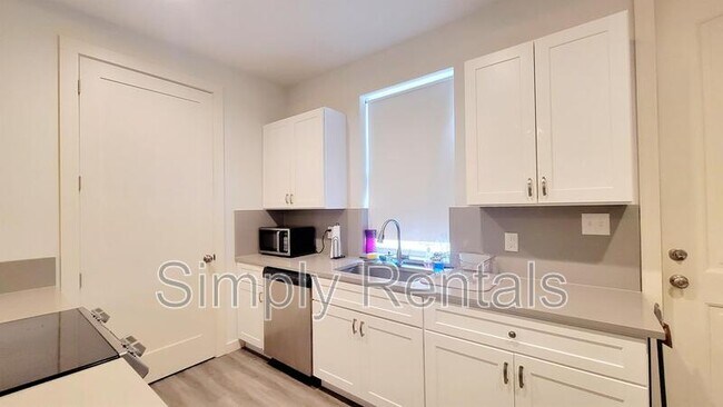 Building Photo - 1711 Sycamore St