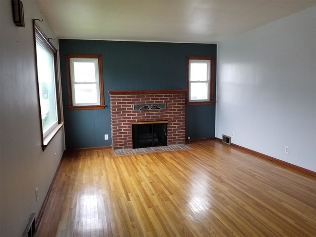 Building Photo - 711 E 5th St