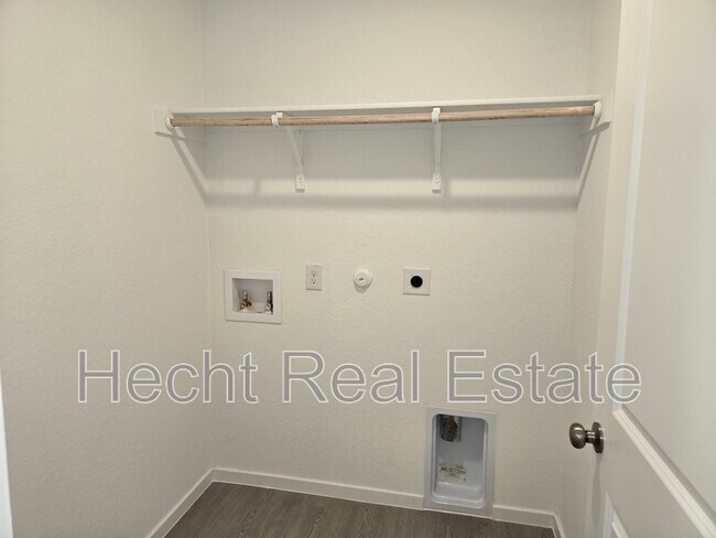 Building Photo - 968 Creek