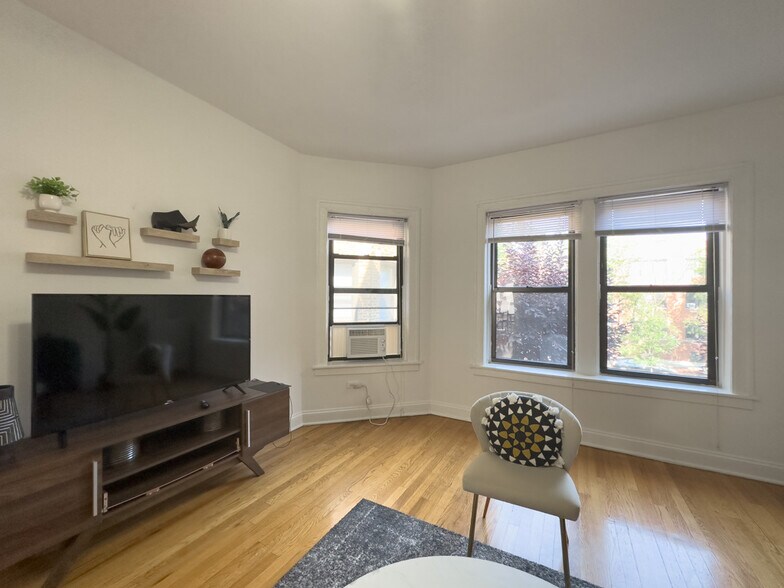 Building Photo - 637 W Cornelia Ave