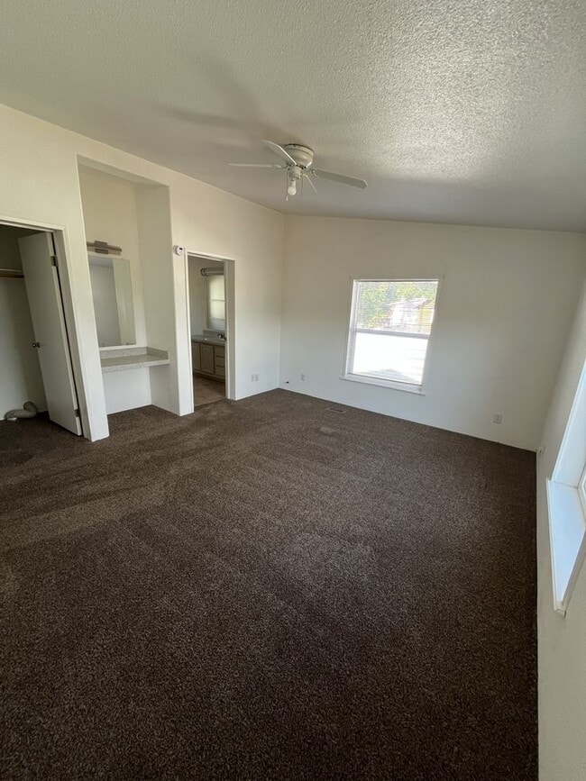 Building Photo - Beautiful Home in Fairview