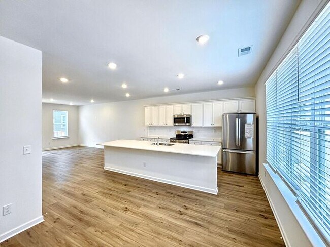 Building Photo - 4-Bedroom Home with Scenic Views and Conve...