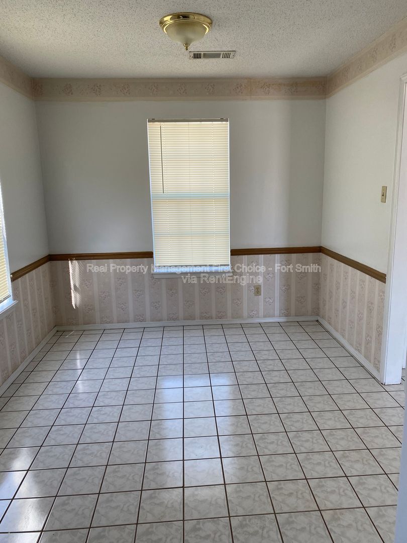 Building Photo - 3505 Ridgeway Dr