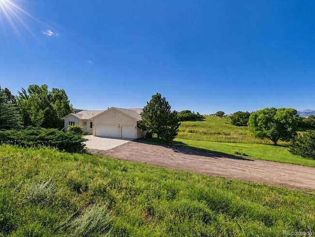 Building Photo - 1185 S Park Dr