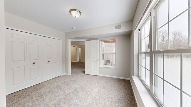 Building Photo - 2740 S Knightsbridge Cir