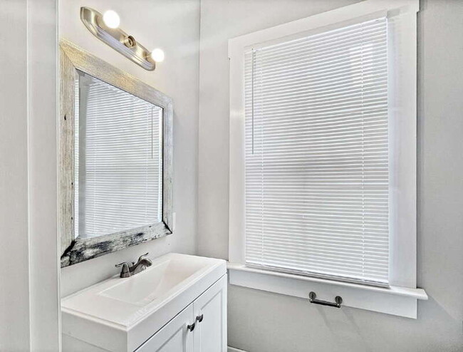 Building Photo - 1012 E Park Ave