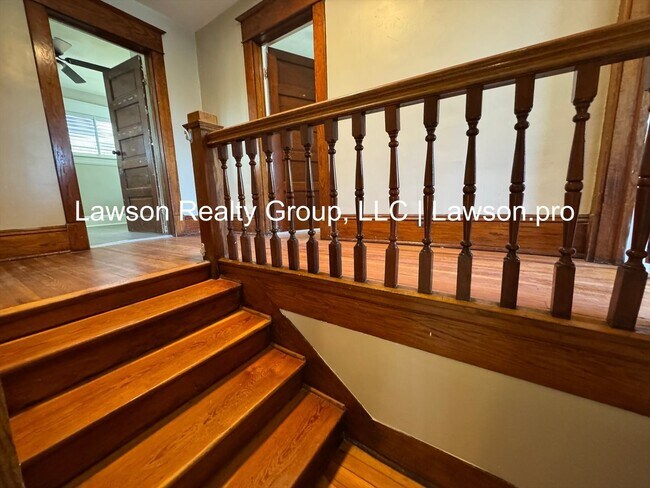 Building Photo - Three Bedroom Home - Walking Distance to G...