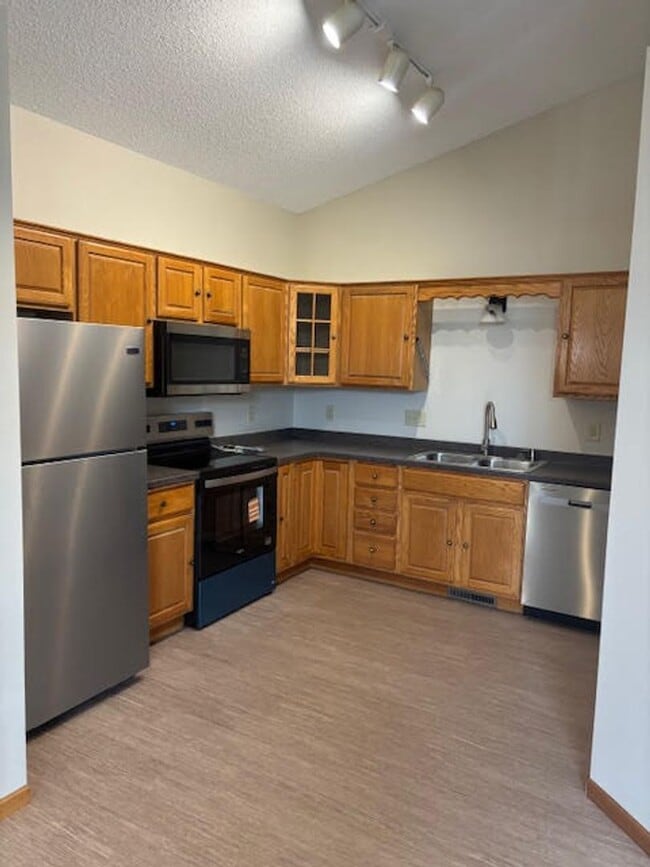 Building Photo - 2 Bedroom 2 Bath Townhome in Rogers!
