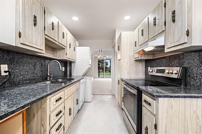 Building Photo - 250 Jacaranda Dr