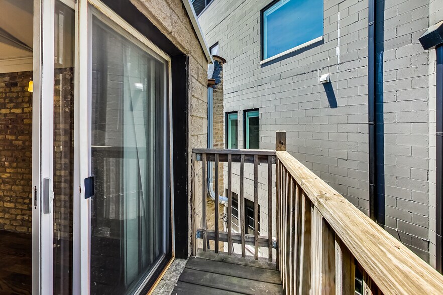 Building Photo - 1802 N Sheffield Ave