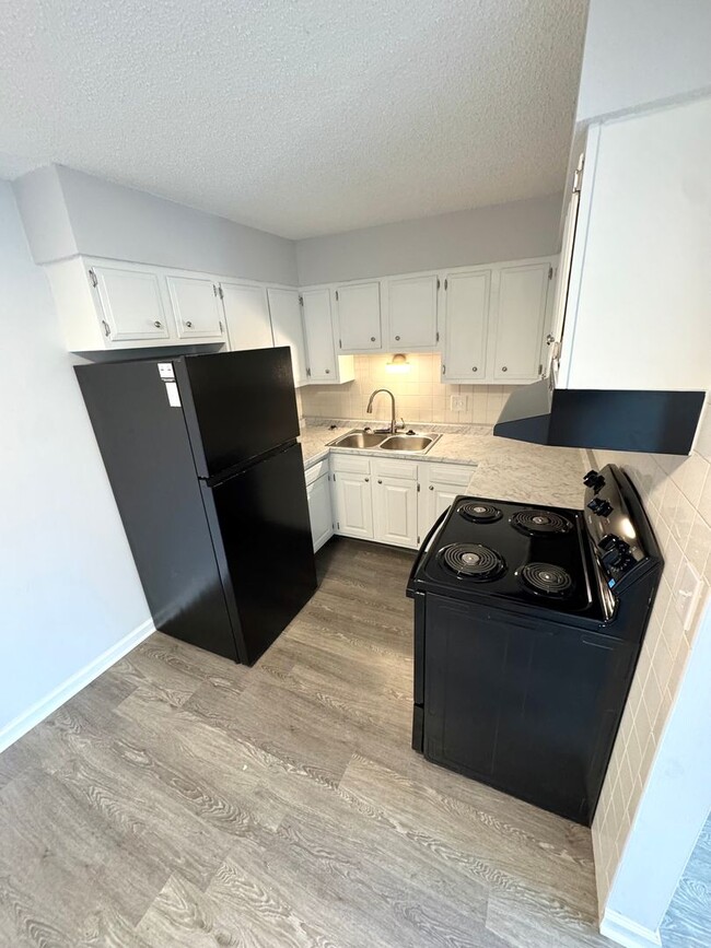 Building Photo - 2 Bedroom Apartments, Excellent Location!