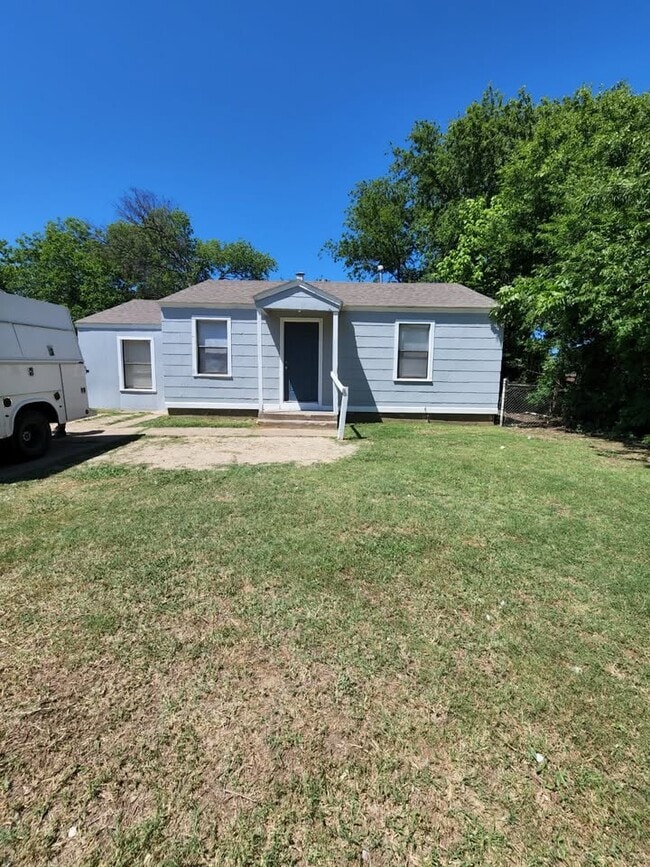 Building Photo - 1213 E Shaw St