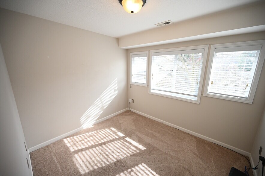 Building Photo - 9216 N Charleston Ave