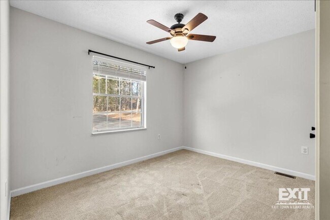 Building Photo - Welcome To This Smart 3 Bedroom, 1.5 Bath Home in Clarksville, VA!