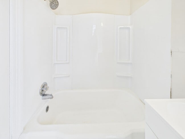 Building Photo - 500 Pelham Dr