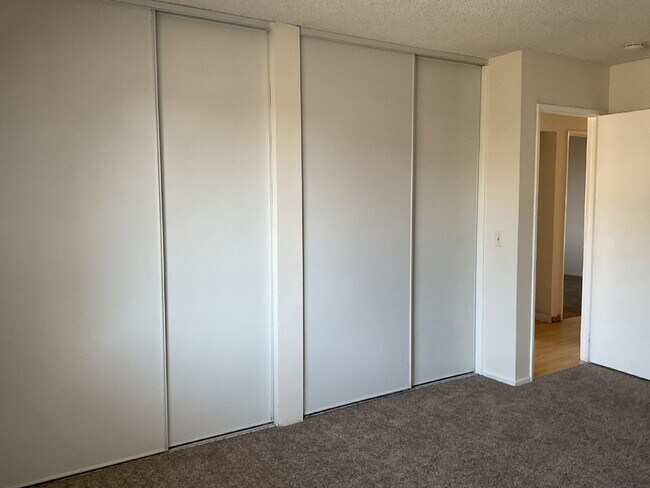 Building Photo - "Discover Coastal Living: Spacious 3-Bed, 2-Bath Townhouse