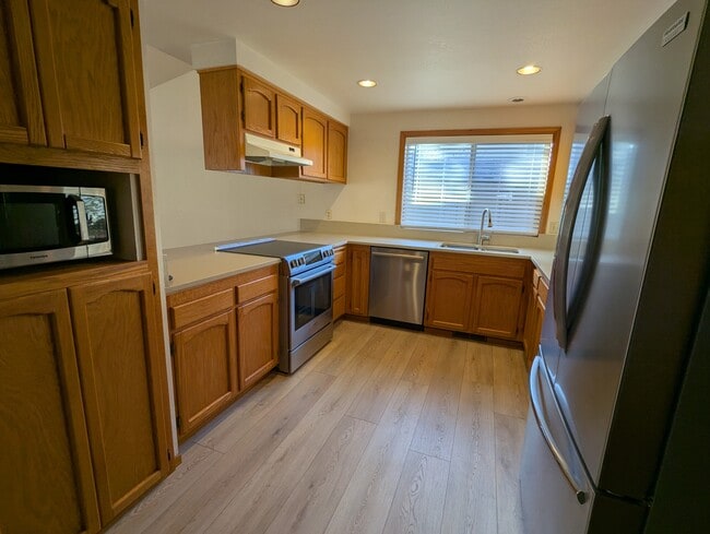 Building Photo - 1315 NE Paula Dr