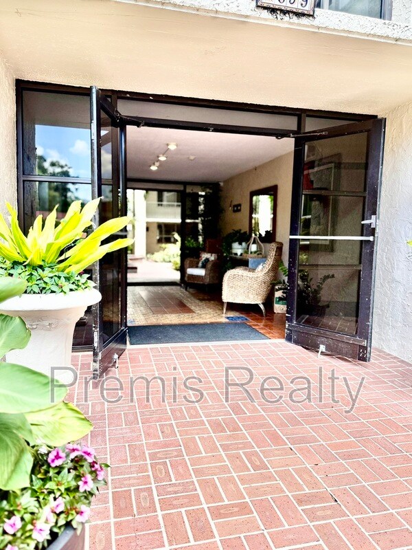 Building Photo - 2699 Seville Blvd