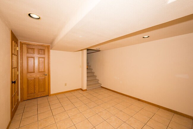 Building Photo - Great 4 Bedroom/2 Bath Home near UND!