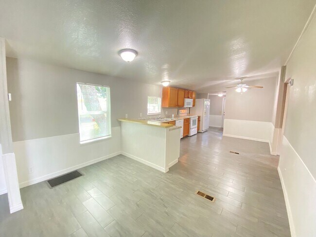 Building Photo - Charming 3-Bedroom, 2-Bath Home with Fenced Yard !