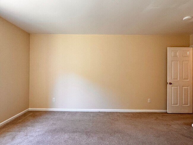 Building Photo - Close to UVA & Downtown-Don't miss this Mi...