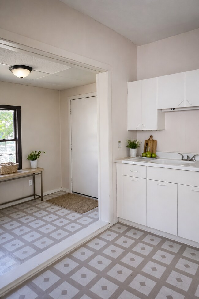 Building Photo - 2BR Canton Duplex