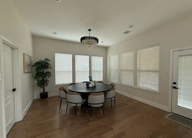 Building Photo - 5315 Cree Dr