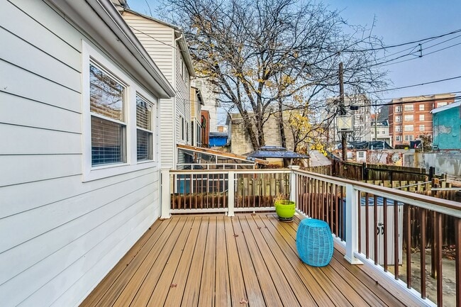 Building Photo - Beautiful TH - 4 bedroom + 3.5 BA - 7 mo -...
