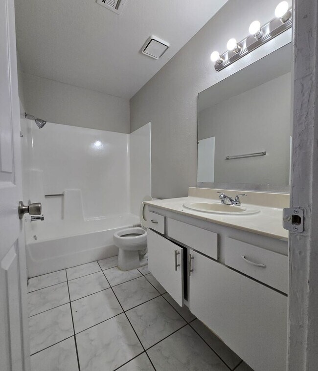 Building Photo - Stunning single story house single family.