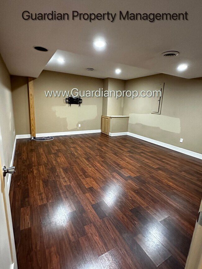 Building Photo - Spacious Uptown Side By Side, Dishwasher, ...