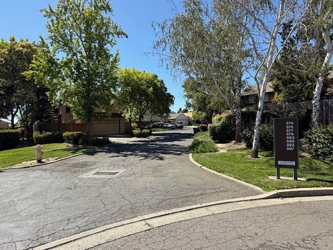 Building Photo - 3-Bed / 2.5 Bath Home in Quiet Benicia Hil...