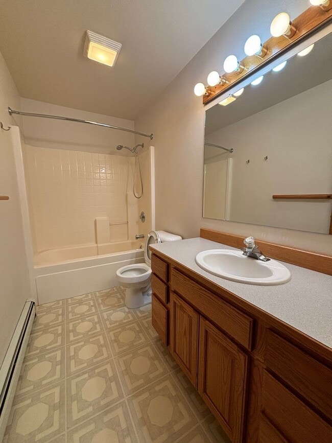 Building Photo - Updated 2 bedroom apartment Near St Peters