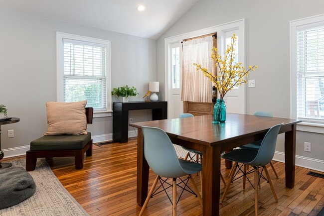 Building Photo - Beautifully Updated House - Awesome Montford Location