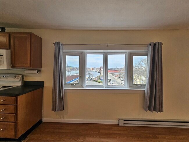 Building Photo - 464 Meridian St