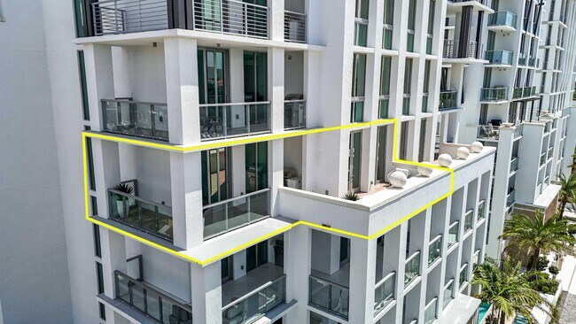 Building Photo - 475 E Royal Palm Rd