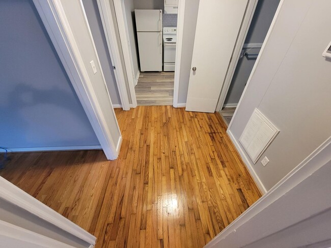 Building Photo - Your Cozy New Home Awaits in Burlington!