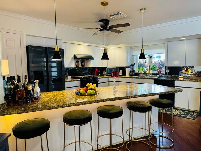 Building Photo - 1728 NE 40th St