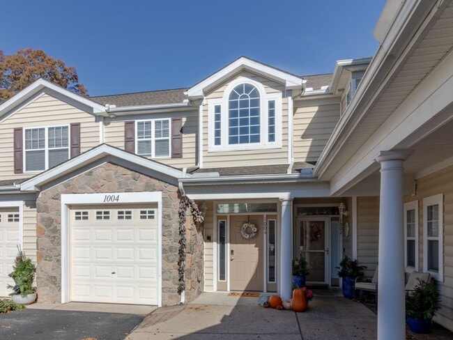 Building Photo - YEAR ROUND RENTAL- FURNISHED - 3 BEDROOM CONDO - WOODS COVE