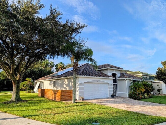 Building Photo - 3 Bed 2 bath 2 car garage pool home
