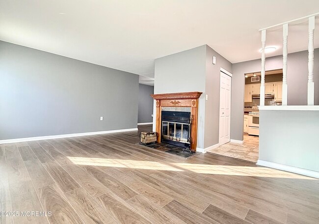 Building Photo - 304 Wellington Pl