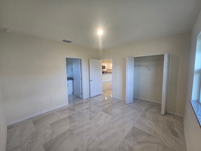 Building Photo - LARGE 3/2/1 -Duplex, prime Location-Lehigh...