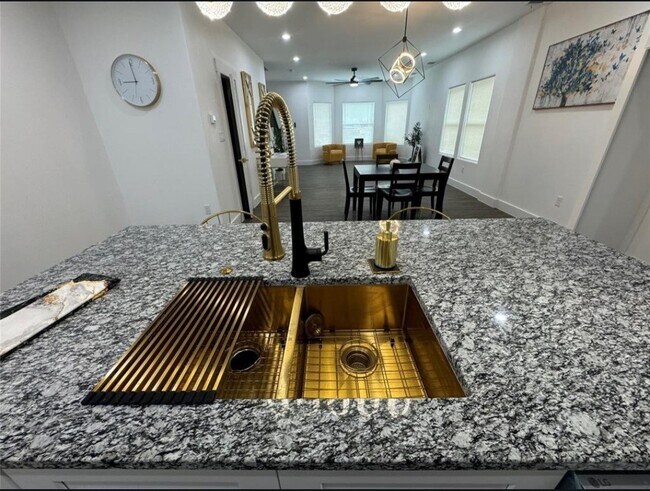 Building Photo - 1621 Wellington St