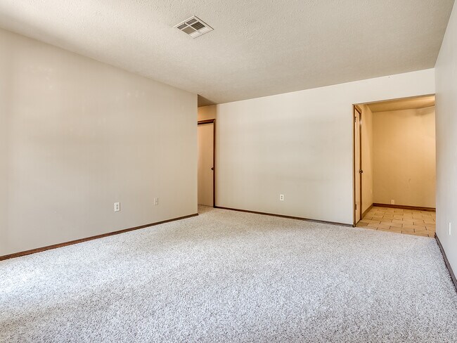 Building Photo - 1320 Frederick Dr