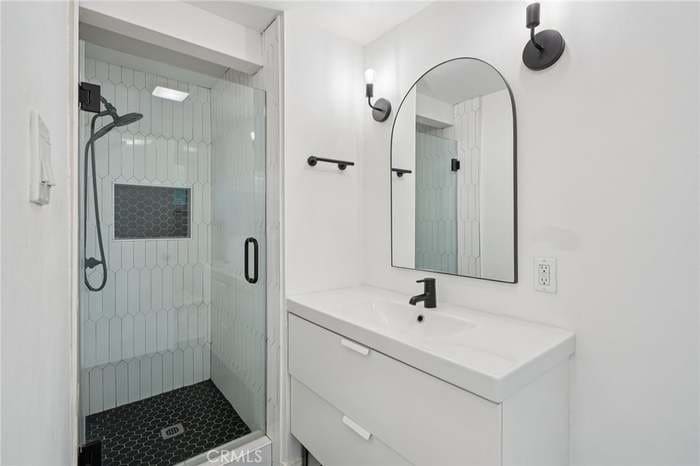 Building Photo - 6138 N Traymore Ave