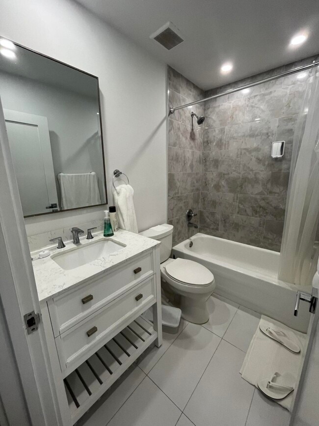 Building Photo - 812 Burgundy Q