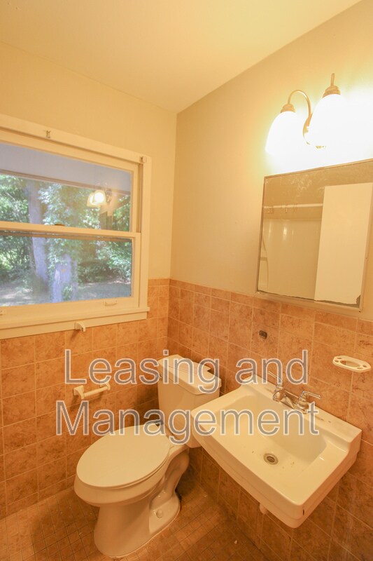 Building Photo - 1428 N Sherwood Dr