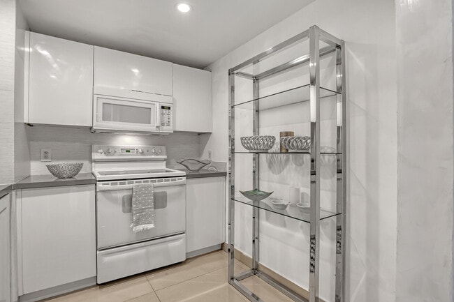 Building Photo - 5600 N Flagler Dr