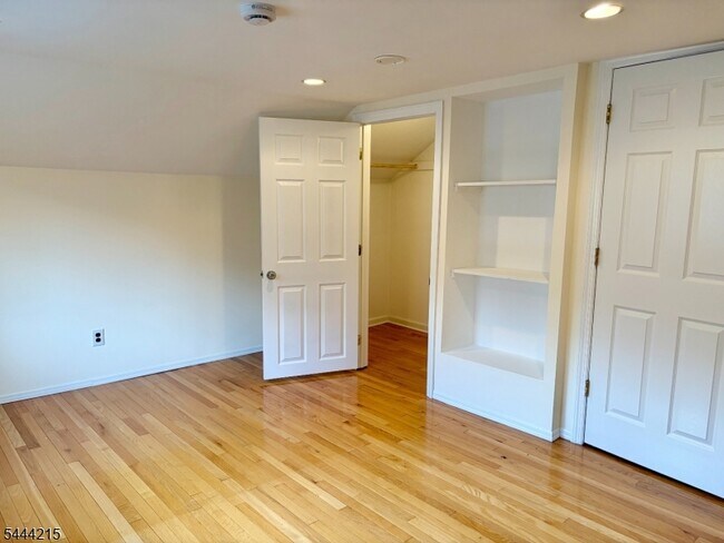 Building Photo - 32 Pawnee Ave
