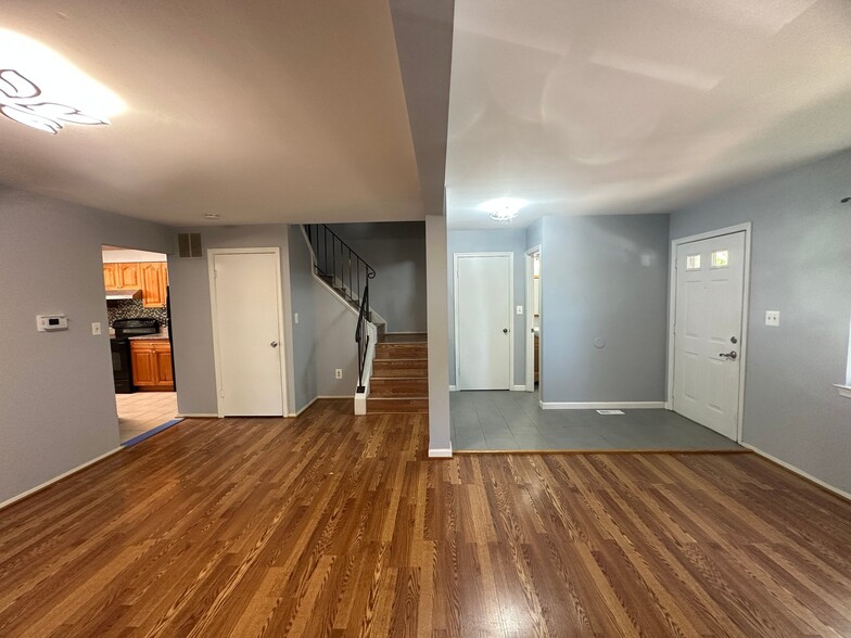 Building Photo - 11553 Sullnick Way